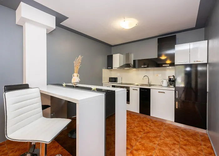 Ferienhaus Bezaubernde Nur 500 Meter Zum Mit Meerblick, Privatpool, Grill, Waschmaschine *